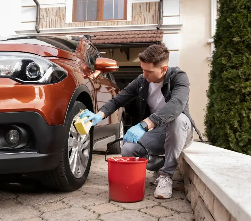 Lavage auto à domicile Ymare : professionnel intervenant sur un véhicule